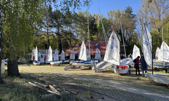 Vereinsgelände mit zum Segeln fertigen Optimisten